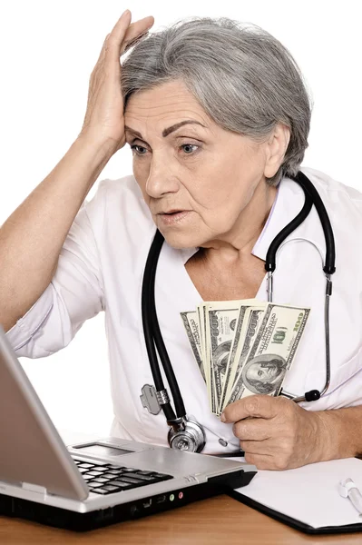 Arzt mit Laptop und Dollar — Stockfoto