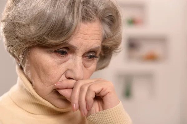 Mujer de edad triste — Foto de Stock