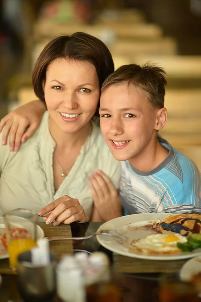 Мать и сын за завтраком — стоковое фото