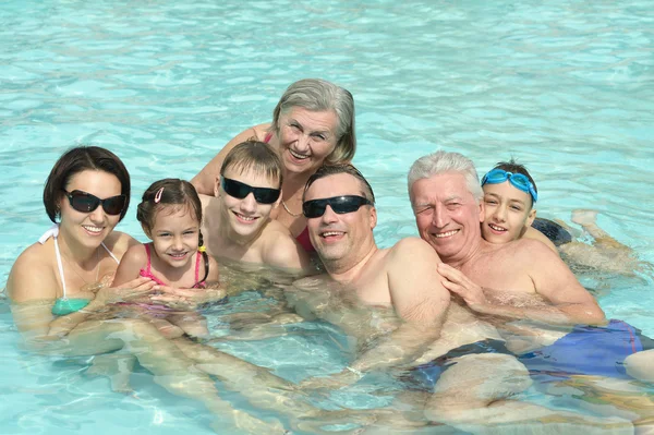 Família relaxar na piscina — Fotografia de Stock