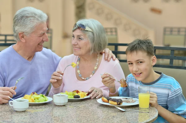 Grands-parents avec petit-enfant au petit-déjeuner — Photo