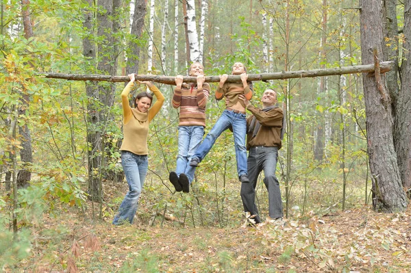 Perhe rentouttava syksyllä puistossa — kuvapankkivalokuva