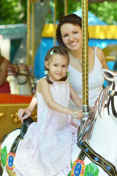 Girl with mother in park — Stock Photo, Image