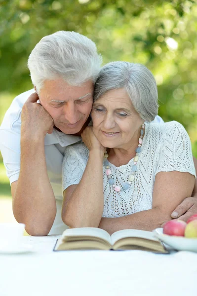 Vieux couple lecture — Photo