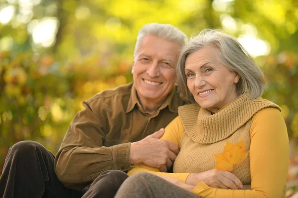 Coppia Senior nel parco autunnale — Foto Stock