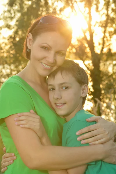 Moeder met jongen in zomer park — Stockfoto