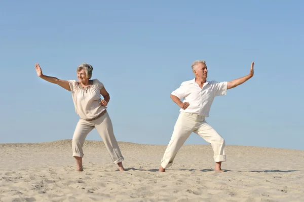 Mature couple relaxing on beach — Stock Photo, Image