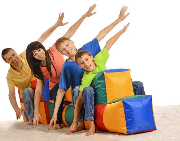 Familia jugando con cojines — Foto de Stock