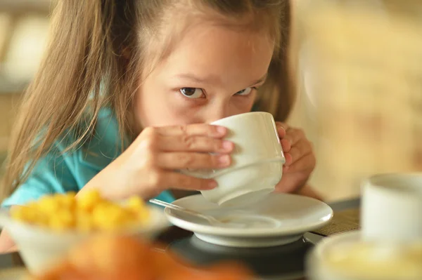 Kleines Mädchen beim Frühstück — Stockfoto