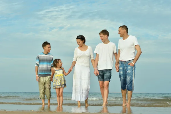 Aile yazın sahilde. — Stok fotoğraf