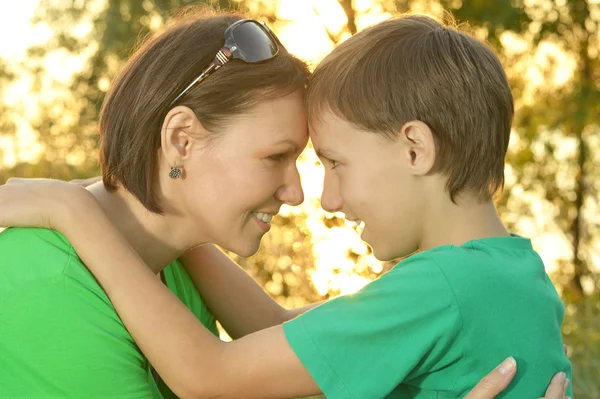 夏の公園で男の子と母親 — ストック写真
