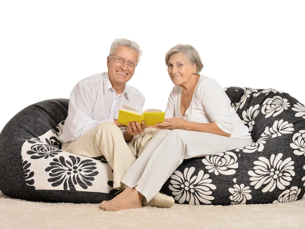 Senior coppia lettura a casa — Foto Stock