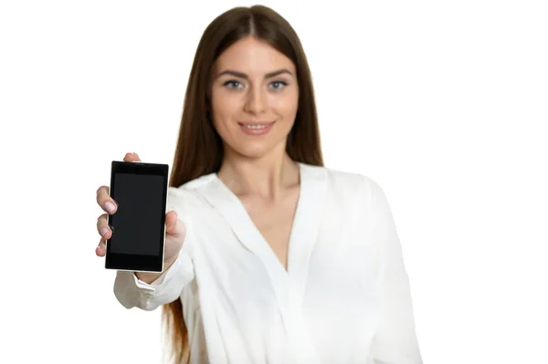 Kvinna som visar mobiltelefon — Stockfoto