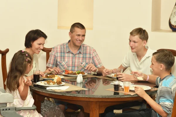 Kahvaltı, mutlu bir aile — Stok fotoğraf