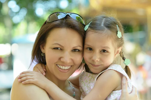 Girl with mother in park — Stock Photo, Image