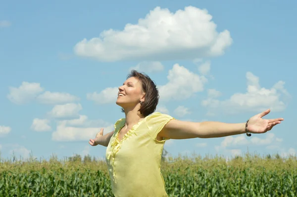 Vrouw wandelen in veld — Stockfoto