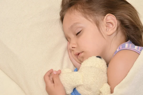 Mädchen schläft im Bett — Stockfoto