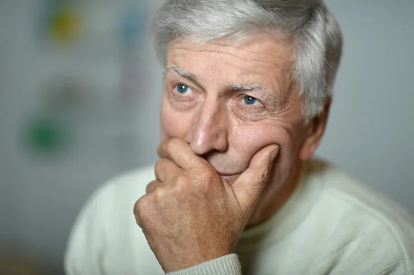 Senior mand tænker - Stock-foto