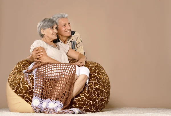 Bejaarde echtpaar zittend op stoel — Stockfoto