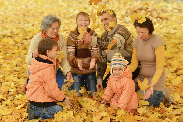 Familjen avkopplande i höst park — Stockfoto