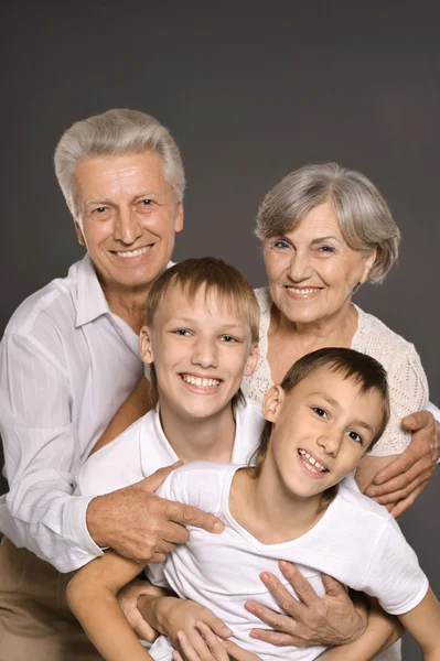 Grootouders en hun kleinkinderen — Stockfoto