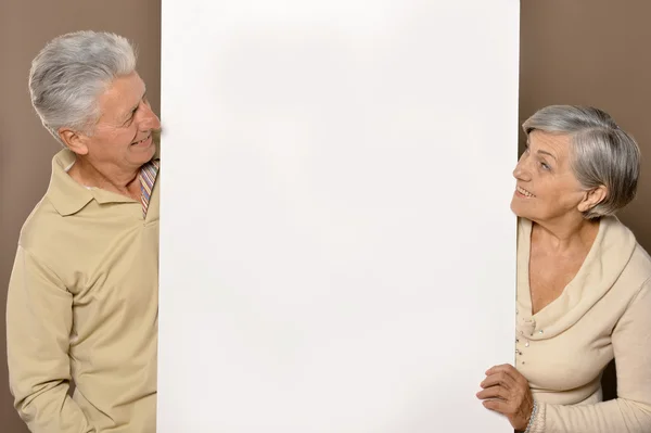 Casal velho segurando em branco — Fotografia de Stock