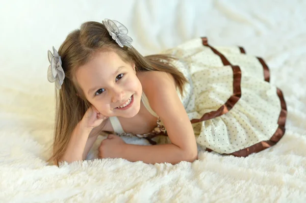 침대에서 행복 한 어린 소녀 — 스톡 사진