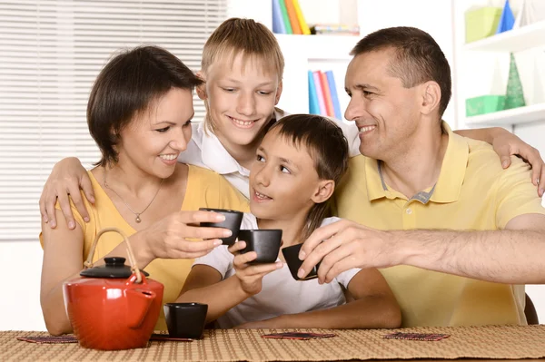 Familjen dricka te på bordet — Stockfoto