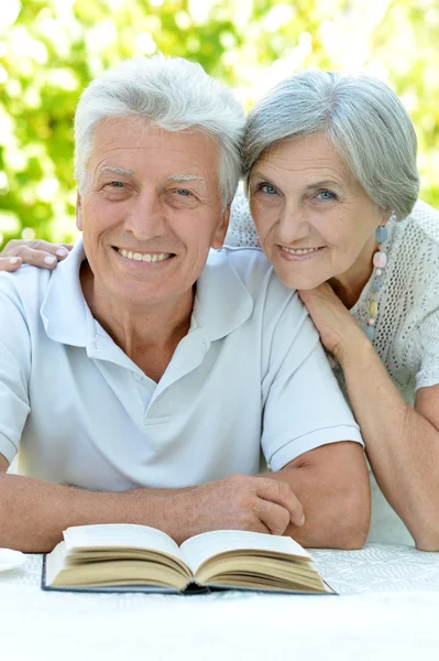 Vecchia coppia lettura — Foto Stock