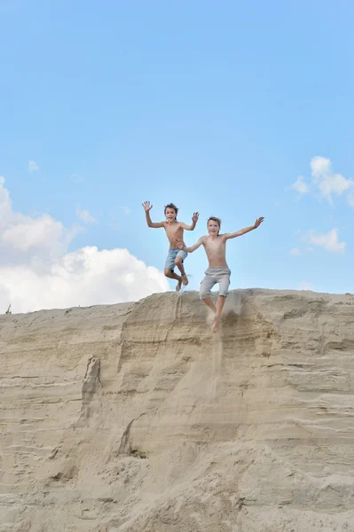 Garçons jouant sur la plage — Photo