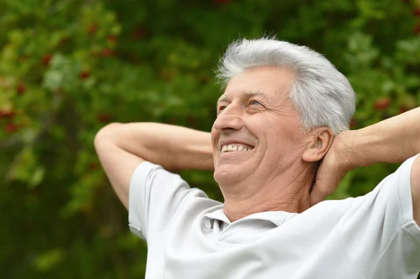 Lächelnder älterer Mann — Stockfoto