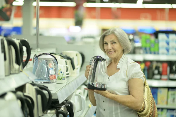 Oude dame in winkel — Stockfoto