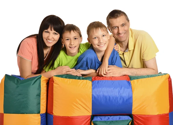 Família brincando com almofadas — Fotografia de Stock