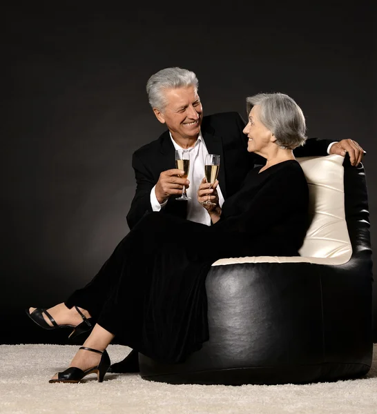 Ηλικιωμένο ζευγάρι που γιορτάζουμε με σαμπάνια — Φωτογραφία Αρχείου