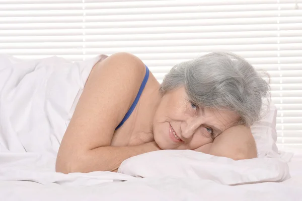 Donna anziana che riposa a letto — Foto Stock