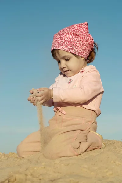 Little girl play in sand — Stock Photo, Image