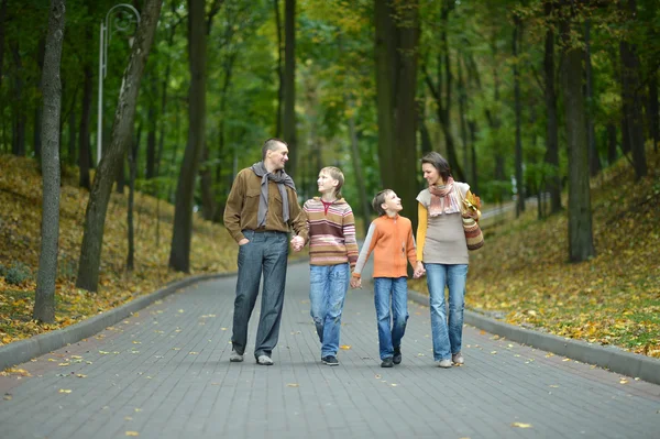 Familjen avkopplande i höst park — Stockfoto