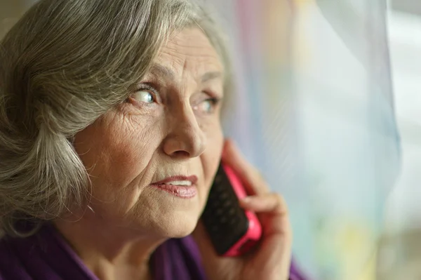 Mujer mayor con teléfono móvil —  Fotos de Stock