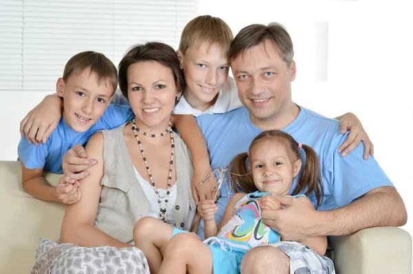 Lycklig familj med barn — Stockfoto