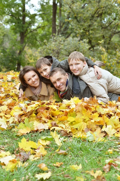 Família relaxante no parque de outono — Fotografia de Stock