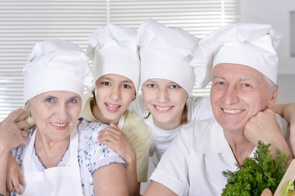 Szczęśliwa rodzina wspólne gotowanie — Zdjęcie stockowe