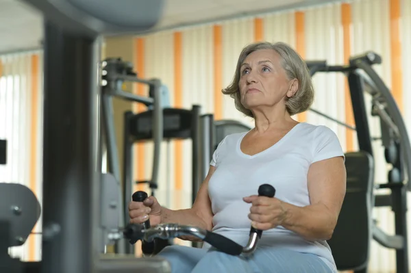 Elderly woman exercising in gym — Stock Photo, Image