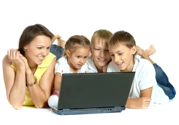 Família feliz com laptop — Fotografia de Stock