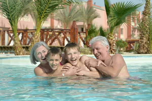 Nonni con nipoti in piscina — Foto Stock