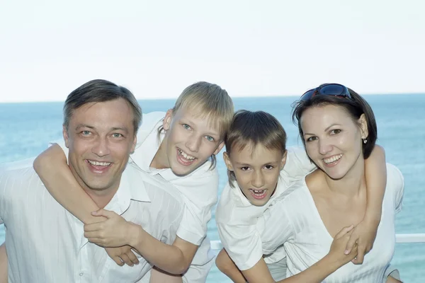 Famiglia felice in estate — Foto Stock