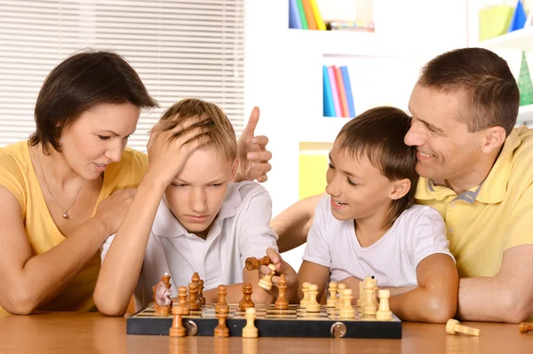 Famille heureuse jouant aux échecs — Photo