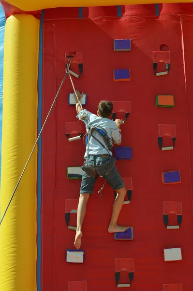 L'effort du jeune dans l'escalade — Photo