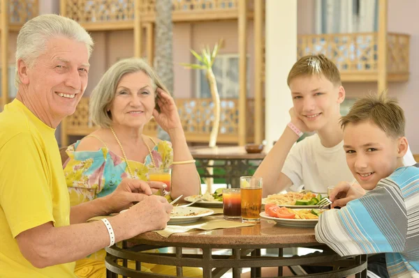 Mor-och farföräldrar med barnbarn på frukost — Stockfoto