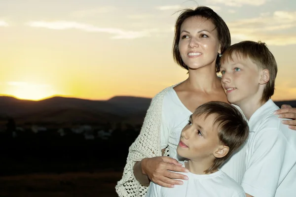 Frolicsome famiglia insieme — Foto Stock