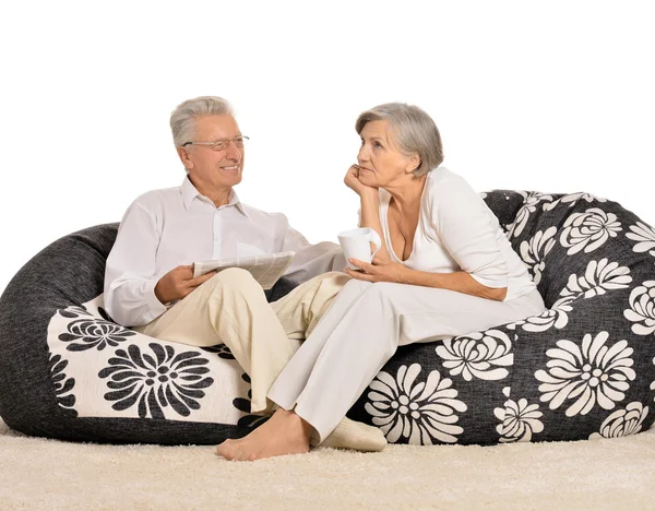 Pareja mayor leyendo periódico — Foto de Stock